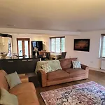 ウッドランズ ゲストハウス 4*