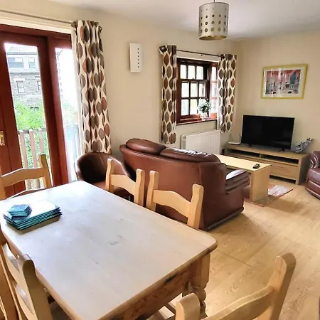 ゲストハウス ウッドランズ 4*