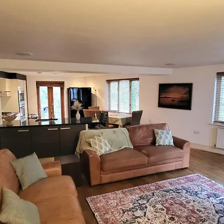 ウッドランズ ゲストハウス 4*