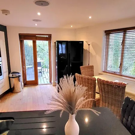 ウッドランズ ゲストハウス